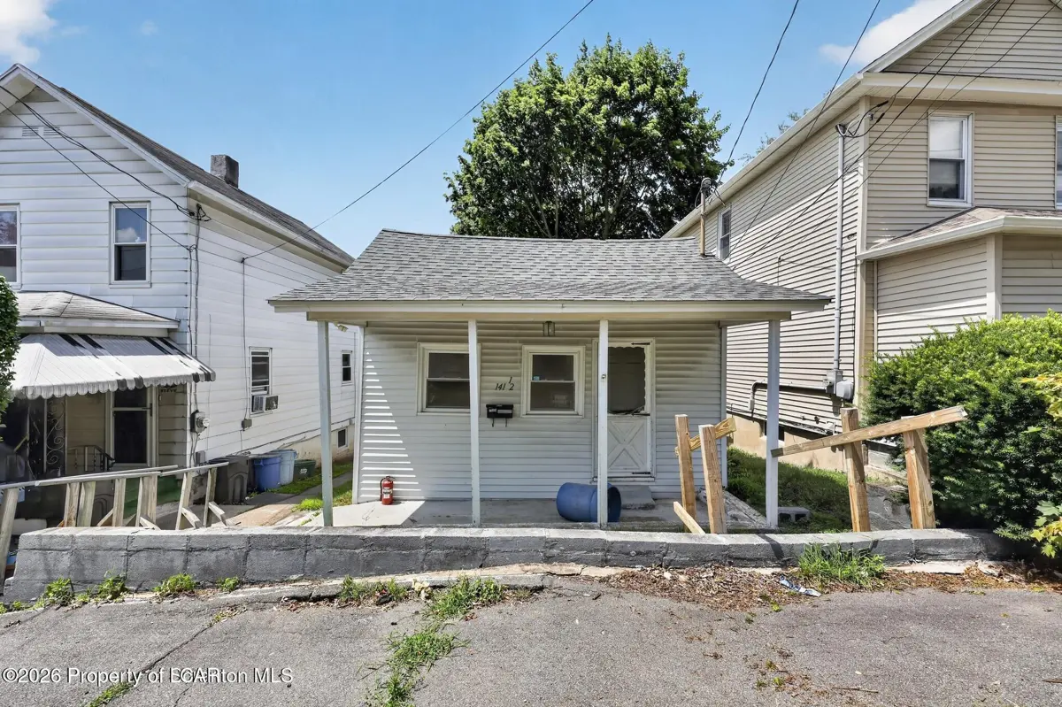 141 1/2 Minnick Street, Throop in Throop