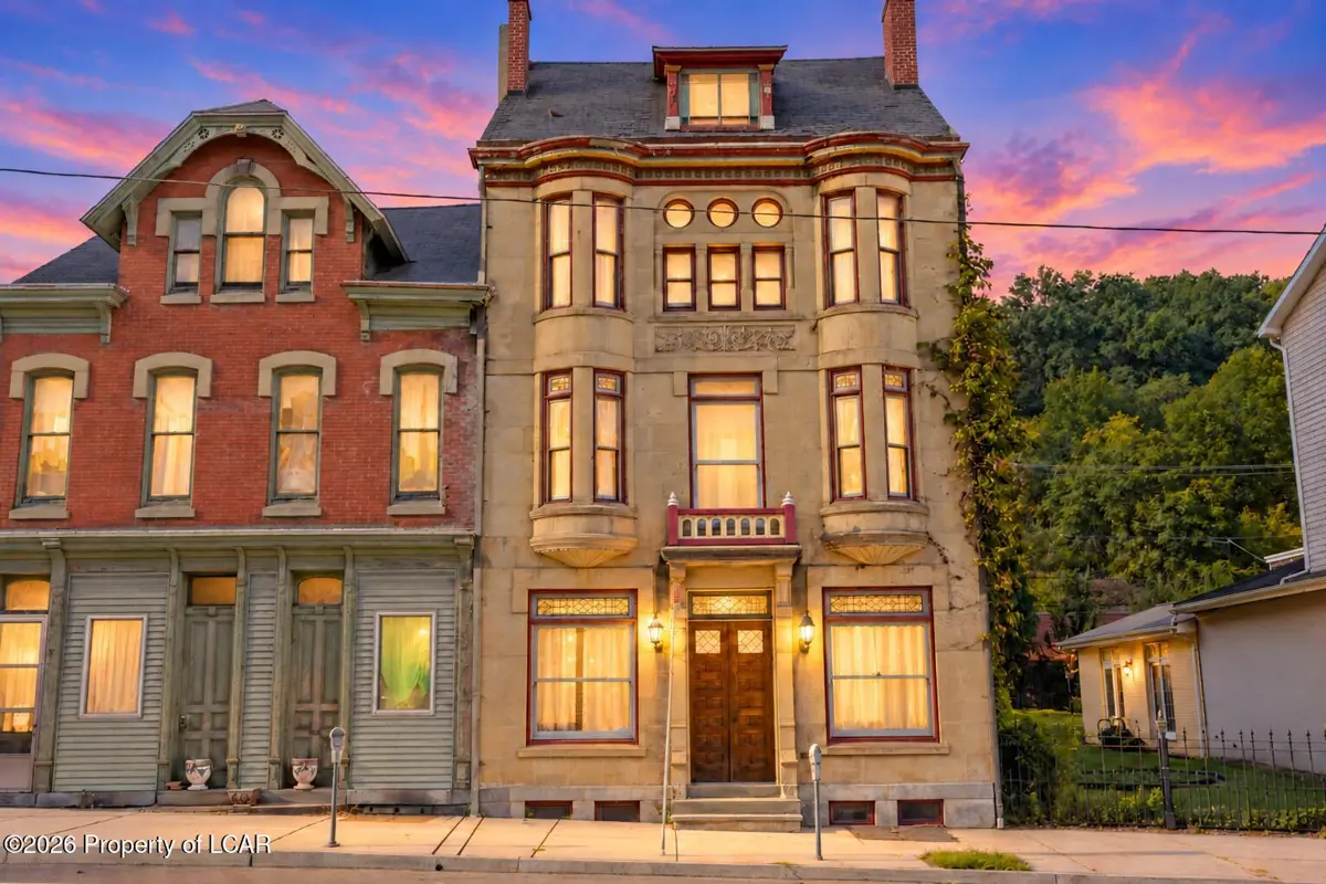 613 Centre Street, Ashland - 5 bath - 3,672 SF